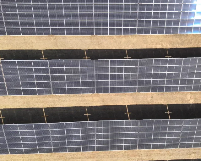 Imagen visible de las mismas filas de módulos fotovoltaicos